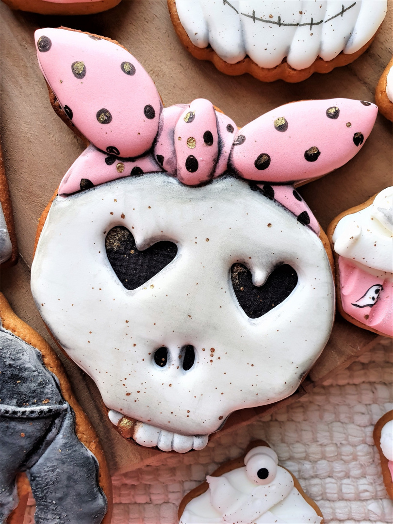 CIASTKO STRASZNA CZASZKA Z KOKARDĄ